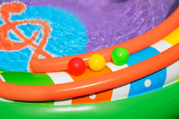53117 בריכת פעילות מתנפחת Bestway - גשר המוזיקה הכוללת משחקי כדור, מגלשה ומתז מים