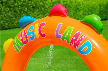 53117 בריכת פעילות מתנפחת Bestway - גשר המוזיקה הכוללת משחקי כדור, מגלשה ומתז מים