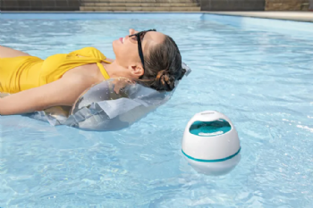 רמקול בלוטוט נטען לבריכה עם אורות